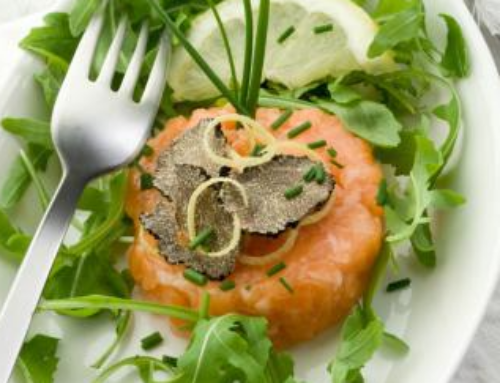 Tartare di salmone e pezzi di tartufo estivo